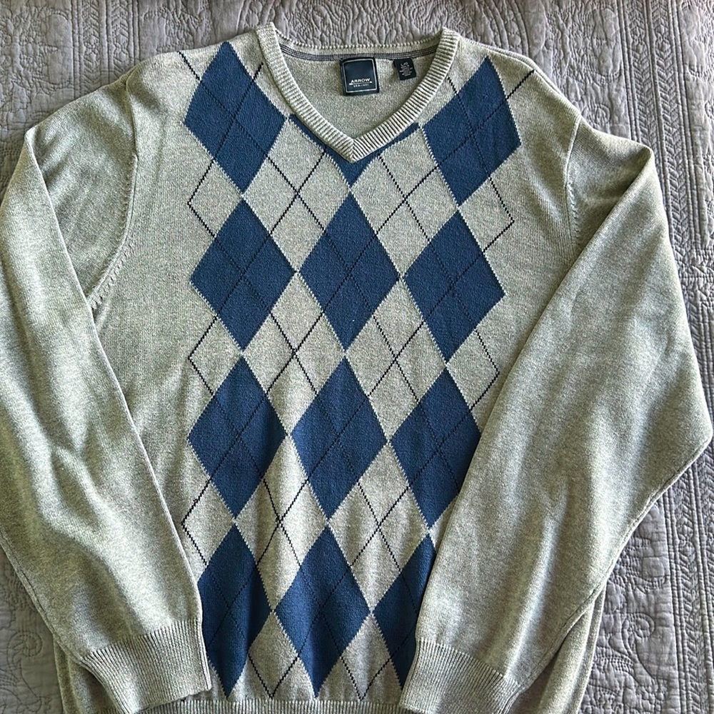 Men’s casual sweater in excellent condition.